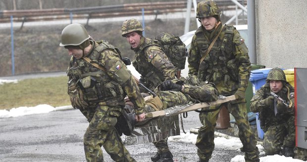 Záchrana Čechů v zahraničí má být snazší. Do zákona o armádě míří i strach z Ruska