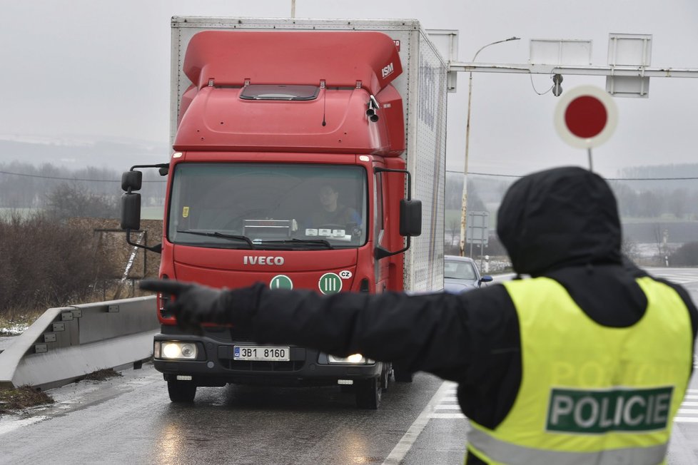 Padesátka policistů se 8. března na hranicích v Mikulově na Břeclavsku zapojila do cvičení, které simuluje větší migrační vlnu
