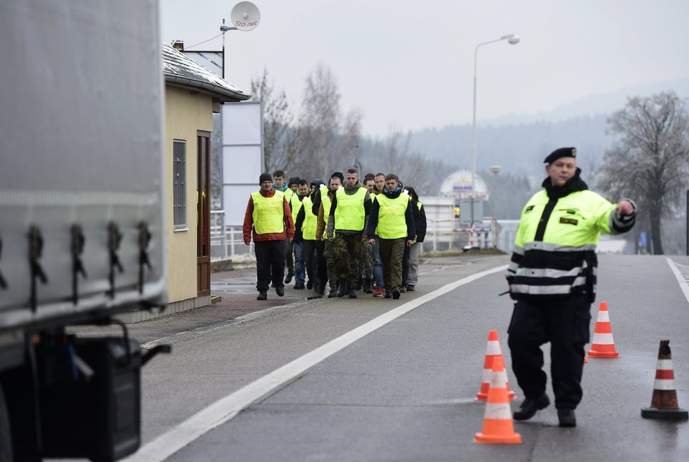 Padesátka policistů se 8. března na hranicích v Mikulově na Břeclavsku zapojila do cvičení, které simuluje větší migrační vlnu