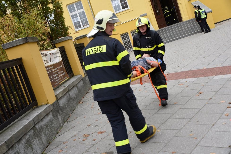 Protiteroristické cvičení na škole v Opavě bylo tak přesvědčivé, že některé děti dostaly amok, plakaly a musel zasahovat psycholog a lékaři.