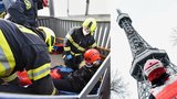 Včera hasili požár Staroměstské věže, dnes vyrazili na Petřín. Hasiči cvičili v dominantách metropole