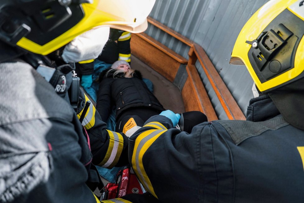 Pražští hasiči cvičili záchranu člověka z rozhledny na Petříně.