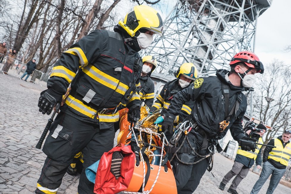 Pražští hasiči cvičili záchranu člověka z rozhledny na Petříně.