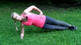 Letní cvičení: Nemusíte do tělocvičny, posilovat břicho můžete i v parku! 