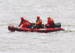 Záchranáři pátrali po plavci (†23) na Nových Mlýnech. Ilustrační foto.