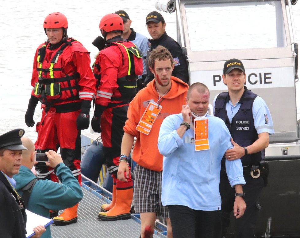 Přibližně dvě stovky členů integrovaného záchranného systému nacvičovaly v Novým Mlýnech situaci, při níž se potápěla loď po nárazu do kmenu pod vodou.