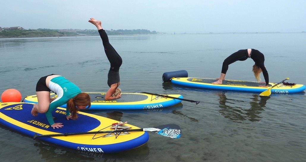 Paddleboard jóga je skvělá na udržování rovnováhy i splynutí s přírodou