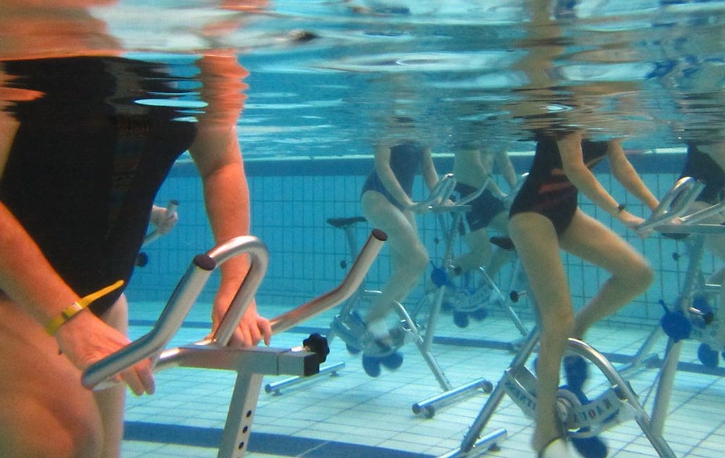 Hydrospinning nezatěžuje klouby, a přitom vyrovnává tělové disbalance. To ovšem nemění nic na tom, že je poněkud zvláštní jezdit pod vodou na kole