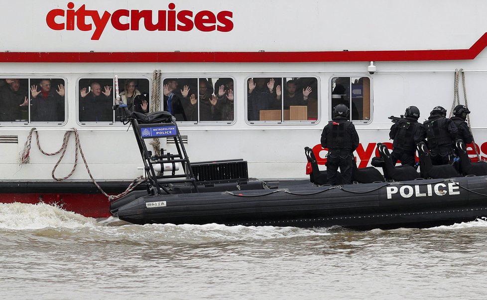 Britská policie zatkla muže podezřelé z neonacismu.