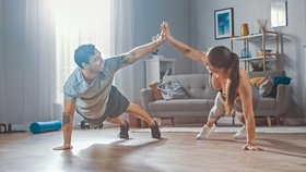 Možnosti, jak se udržet ve formě doma: Domácí cvičení vám s tím pomůže. Které je nejvhodnější?