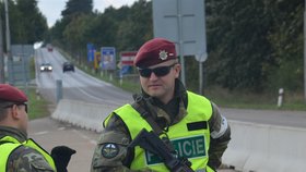 Policisté a vojáci nejdříve cvičně obnovili hraniční kontroly na přechodech do Rakouska. Na snímku přechod v Poštorné.