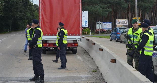 720 policistů, 650 vojáků: Česko zesílilo ostrahu hranic s Rakouskem
