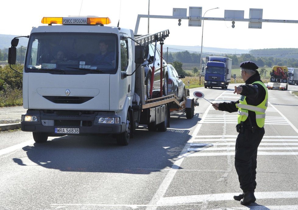 Policisté a armáda během cvičné obnovy hraničních kontrol na přechodech s Rakouskem. Na snímku kontroly v Mikulově.