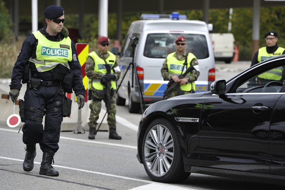 Policisté a armáda během cvičné obnovy hraničních kontrol na přechodech s Rakouskem. Na snímku kontroly v Mikulově.