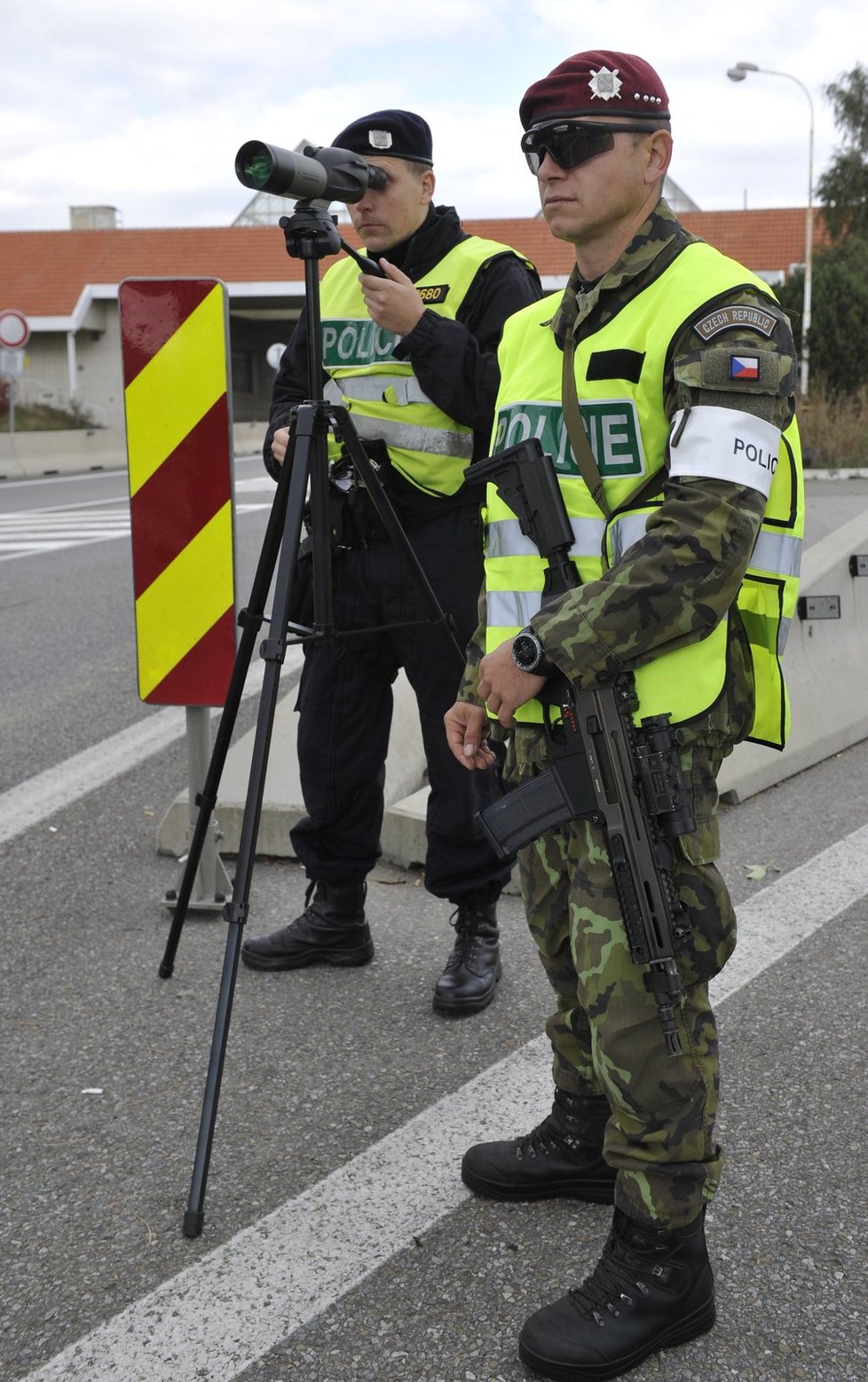 Policisté a armáda během cvičné obnovy hraničních kontrol na přechodech s Rakouskem. Na snímku kontroly v Mikulově.