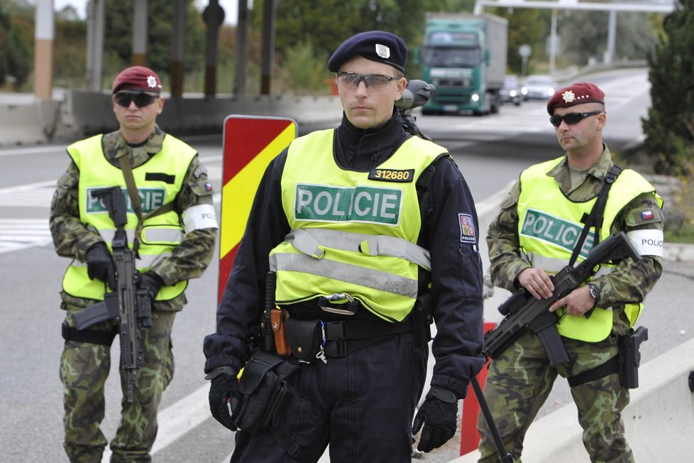 Policisté a armáda během cvičné obnovy hraničních kontrol na přechodech s Rakouskem. Na snímku kontroly v Mikulově