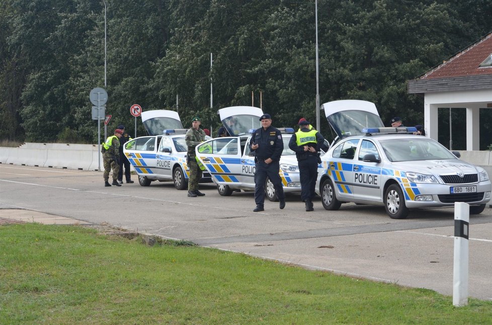 Policisté a vojáci cvičně obnovili hraniční kontroly na přechodech do Rakouska. Na snímku přechod v Poštorné.