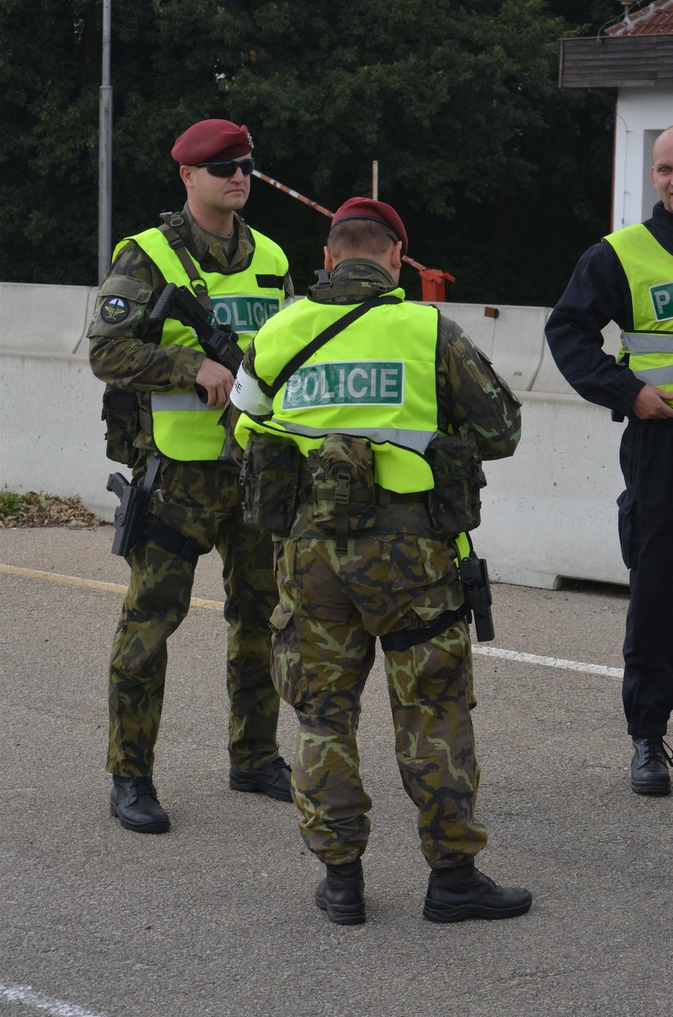 Policisté a vojáci  nejdříve cvičně obnovili hraniční kontroly na přechodech do Rakouska. Na snímku přechod v Poštorné.