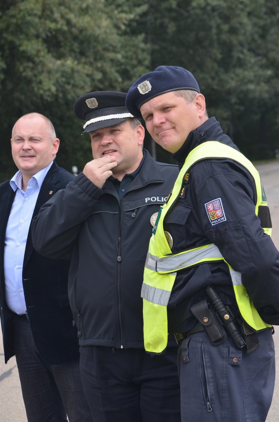 Policisté a vojáci cvičně obnovili hraniční kontroly na přechodech do Rakouska. Na snímku přechod v Poštorné, kam přijel i hejtman Jihomoravského kraje Michal Hašek (vlevo).