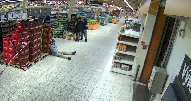 Supermarket na Zličíně „obšancovali“ policisté, když vnikli dovnitř hledali střelce.