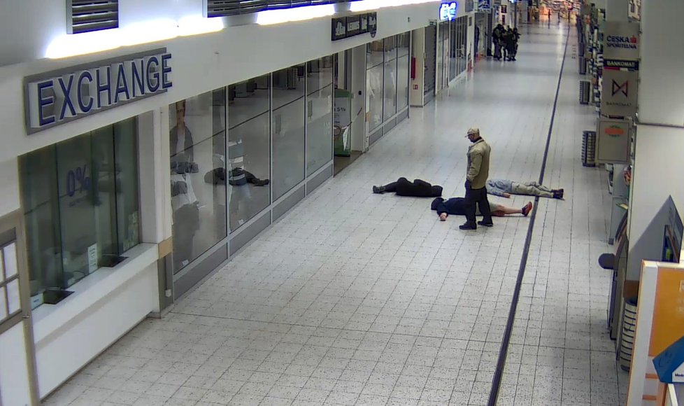Supermarket na Zličíně „obšancovali“ policisté, když vnikli dovnitř hledali střelce.