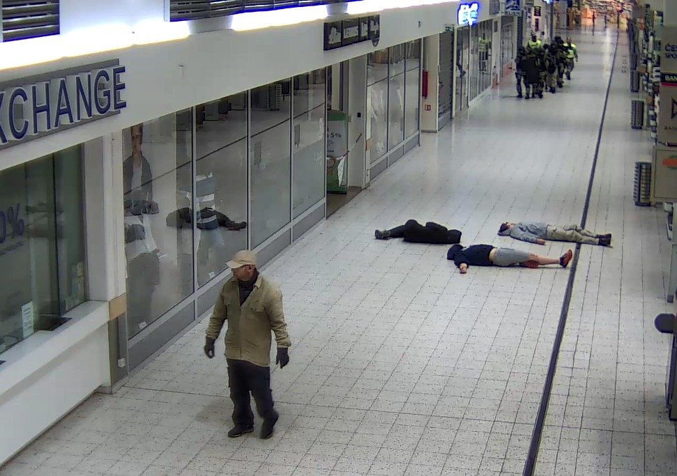 Supermarket na Zličíně „obšancovali“ policisté, když vnikli dovnitř hledali střelce.