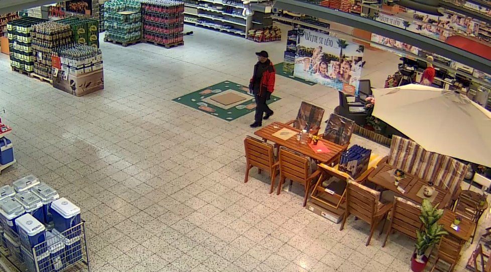 Supermarket na Zličíně „obšancovali“ policisté, když vnikli dovnitř hledali střelce.