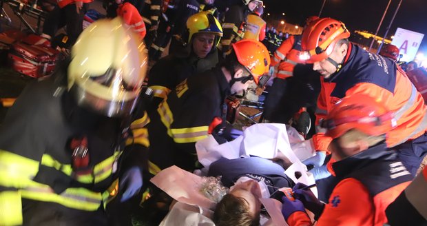 Na Blanensku v noci udeřil „tichý zabiják“: Dva lidi odvezla záchranka do nemocnice