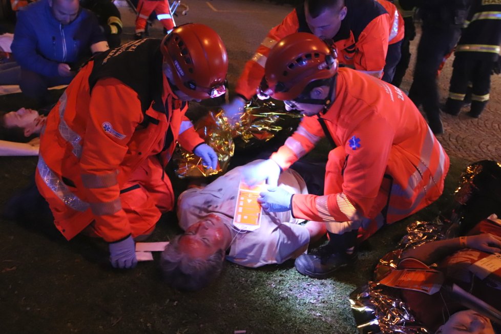 Záchranáři poskytují pomoc zraněným návštěvníkům rockového koncertu na brněnském výstavišti.