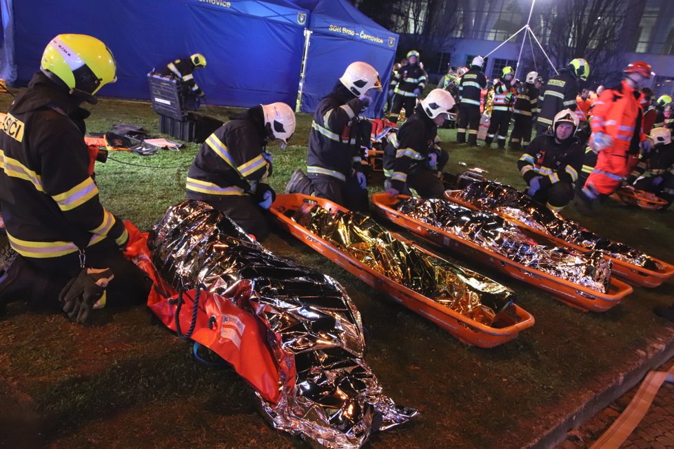 Záchranáři poskytují pomoc zraněným návštěvníkům rockového koncertu na brněnském výstavišti.