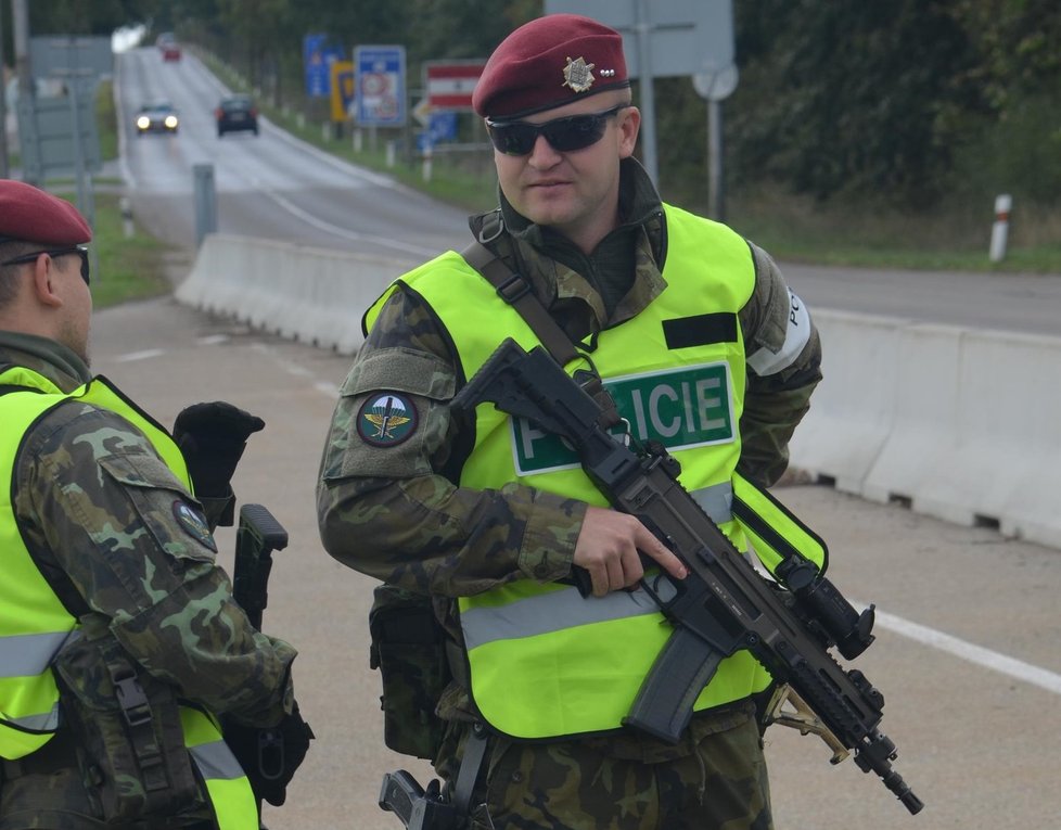 Policisté a vojáci cvičně obnovili hraniční kontroly na přechodech do Rakouska. Na snímku přechod v Poštorné.