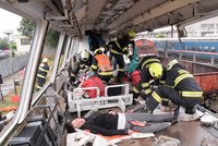 Dramatické video: Takhle vypadá záchrana cestujících ze zdemolovaného vlaku