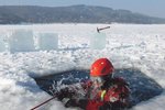 Bruslařku (46), pod kterou se na brněnské přehradě prolomil led, zachraňovali strážníci. Ilustrační foto