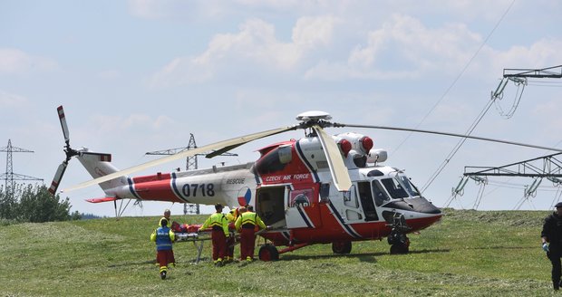 Muže, který se pokusil oběsit, převážel do nemocnice záchranářský vrtulník. Ilustrační foto.
