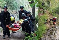 Zraněný krvácel a visel na skále: Záchranáři k němu slaňovali i se psy