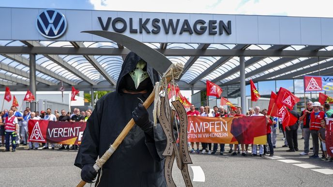 Zaměstnanci VW v červenci protestovali před závodem ve Cvikově, kterému hrozí zavření. Zaměstnanci VW v červenci protestovali před závodem ve Cvikově, kterému hrozí zavření.