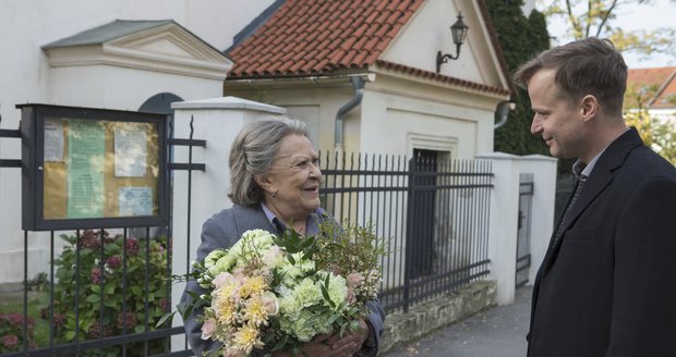 Jiřina Bohdalová a Kryštof Hádek ve filmu Cvrček