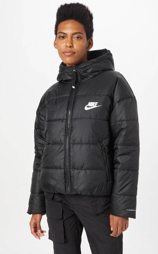 Zimní bunda Nike, původně 3249 Kč, nyní 2274 Kč, koupíte na www.aboutyou.cz