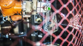 Reportáž: První robotická vinárna v Evropě stojí v Praze. Sklenku naleje ruka, která montuje škodovky