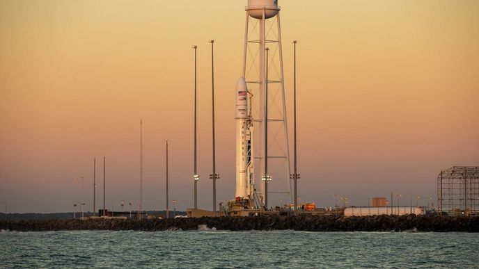 Kosmická loď Cygnus NG-14 před startem k ISS