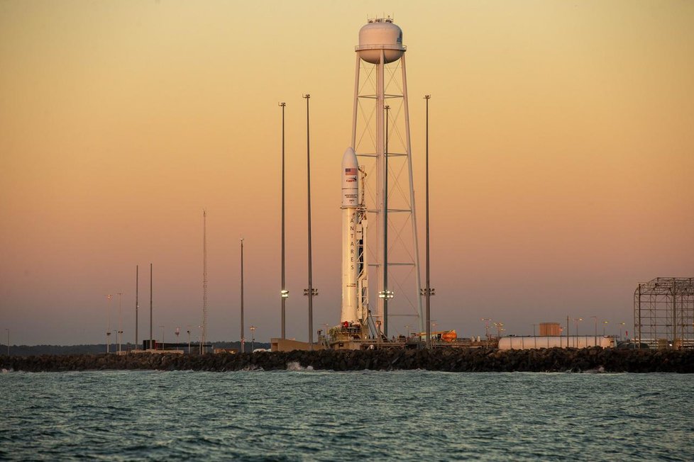 Kosmická loď Cygnus NG-14 před startem k ISS