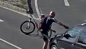 Agresivní cyklista v Sokolově: Po řidičce hodil kolo, napadl její spolujezdkyni. (Ilustrační foto)