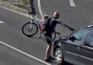 Agresivní cyklista v Sokolově: Po řidičce hodil kolo, napadl její spolujezdkyni. (Ilustrační foto)