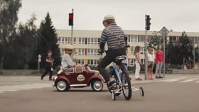 Jedno pivo nebo sklenička vína. I to může narušit rovnováhu člověka. Obzvlášť, když jede na kole. Mnoho cyklistů si to ale neuvědomuje. BESIP na tento fenomén upozorňuje ve své kampani: „Děláš to taky!“