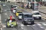 Cyklista v Plzni jel po přechodu na červenou, narazil do rozjíždějícího se auta.