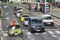 Cyklista jel po přechodu na červenou: Vysekl salto autu přes kapotu