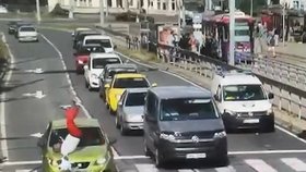 Cyklista v Plzni jel po přechodu na červenou, narazil do rozjíždějícího se auta.