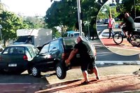 Naštvaný silák na kole: Špatně zaparkované auto uklidil z cyklostezky