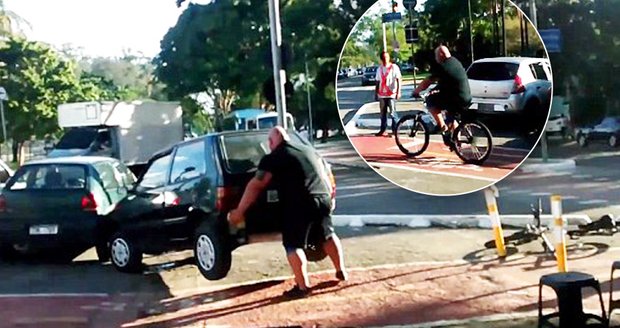Cyklista vzal vůz do vlastních rukou a odtáhl ho z cyklostezky.