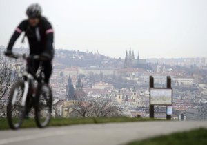 Cyklista (71) spadl z kola poté, co jej zaskočil infarkt. (Ilustrační foto)